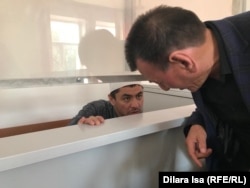 Махаматов в зале суда общается со своим адвокатом Сапарали Абылаевым, Шымкент, 2 мая 2019 года.