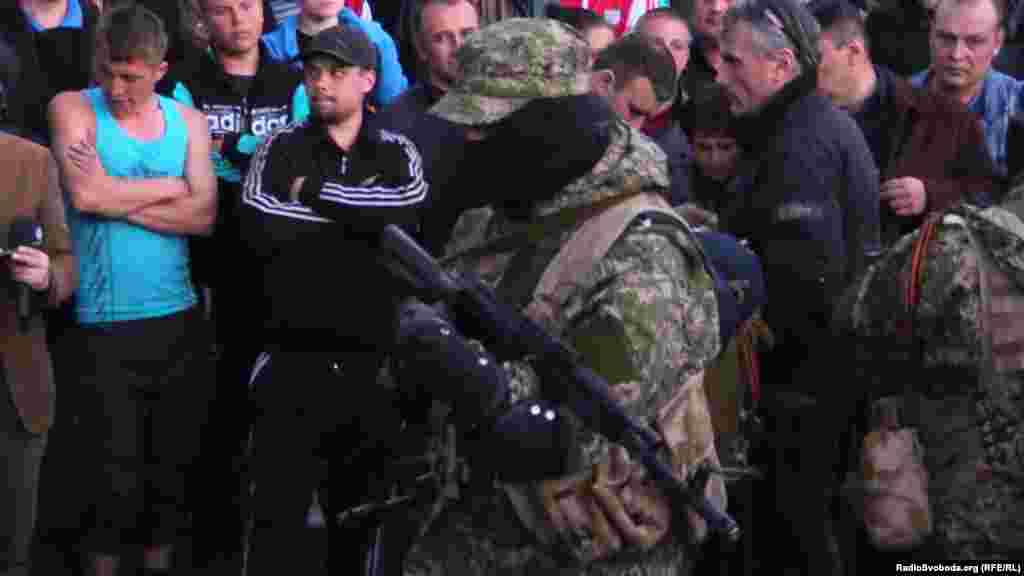 Озброєний чоловік разом з місцевими жителями блокують просування колони українських військових