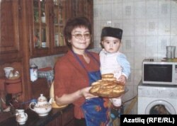 Гөлсинә ханым оныгы белән