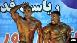 Afgán testépítők a Mr. Afganisztán országos testépítőversenyen Kabulban 2012. május 9-én. A body building az ország egyik legnépszerűbb sportja, még az 1996–2001-es tálib rezsim alatt is engedélyezett volt