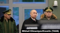 Vladimir Putin (ortada)