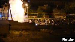 Ոստիկանները լուսաձայնային նռնակներ կիրառեցին ցուցարարների դեմ, Երևան, 29-ը հուլիսի, 2016 թ․