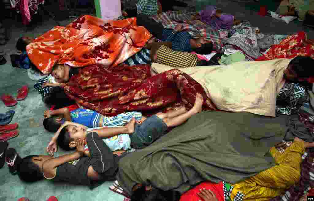 Indian children sleep at a community hall in Ranbir Singh Pura village, about 25 kilometers from Jammu, on October 9. Families were taking refuge there to avoid alleged Pakistani shelling.