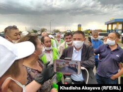 Семей әкімдігі өкілдерімен сөйлесіп тұрған наразы жүргізушілер. Семей, 10 тамыз 2020 жыл.