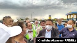 Водители городских автобусов, отказавшиеся выйти на линию, разговаривают с чиновником из акимата Семея Сериккали Жумановым.