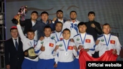 ММА аралаш жеке уруш түрү боюнча (Mixed Martial Arts) Азия чемпиондугуна катышкан Кыргызстандын курамасынын мүчөлөрү. 24-май, 2015-ж. Кожент шаары.
