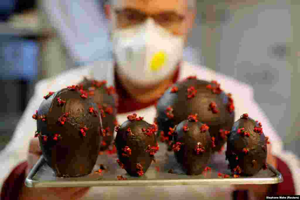 Виробник шоколаду Жан-Франсуа Пре показує великодні яйця у формі коронавірусу у своїй кондитерській напередодні святкуваннями Великодня.