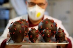 Francuski slastičari za Uskrs izradili su u vrijeme pandemije nešto drugačija čokoladna jaja, fotografija iz grada Landivisiau
