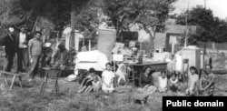 Крымские татары, выброшенные из купленных ими домов в Крыму. Конец 1960-х