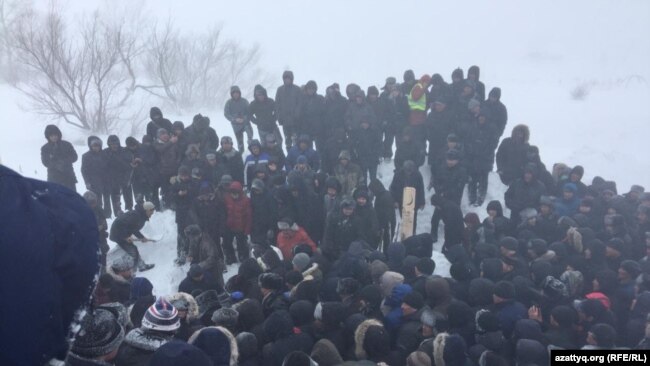 На похоронах Дулата Агадила в поселке Талапкер. Акмолинская область, 27 февраля 2020 года.