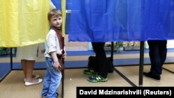 Голосування на одній з виборчих дільниць Києва під час виборів президента України, 25 травня 2014 року