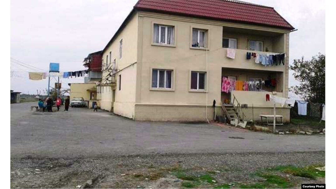 30 il əvvəl tikilərək pambıqçıların istifadəsinə verilən ikimərtəbəli bina.