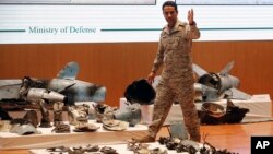 ترکی المالکی، سخنگوی وزارت دفاع عربستان، در حال نشان دادن ادوات نظامی مورد استفاده در حمله به تاسیسات نفتی این کشور