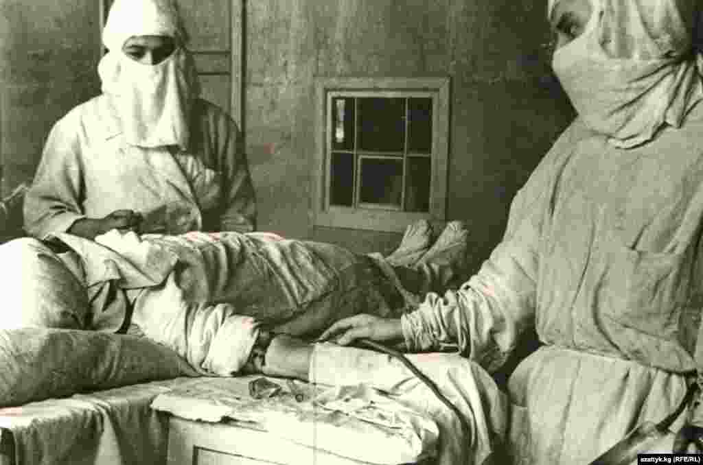Во время войны во Фрунзе было открыто 25 военных госпиталей. На фото один из госпиталей. Фото Государственного исторического музея.