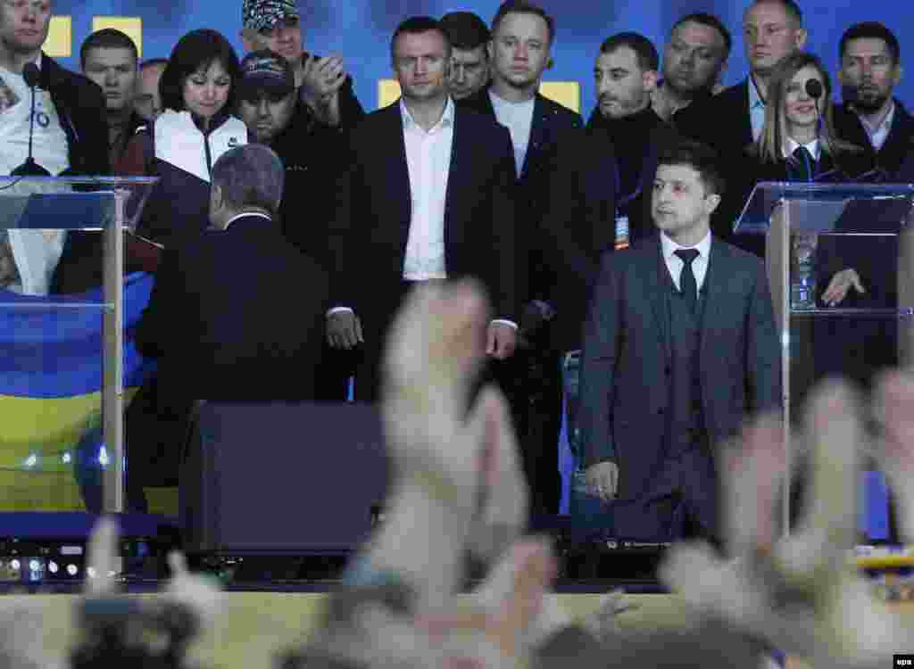 Amikor Porosenko a vitában felhozta, hogy Zelenszkij egy korábbi tévéinterjúban azt mondta: hajlandó letérdelni Putyin előtt, Zelenszkij helyesbített, mondván, hogy kész letérdelni Putyin előtt, csak Ukrajnát ne kényszerítse térdre. Majd váratlanul térdre ereszkedett mindazok előtt, akiknek szerettei nem tértek vissza a kelet-ukrajnai frontról. Erre Porosenko is letérdelt, csak ő a közönségnek háttal