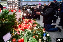 Un musulman, rugându-se la locul tragediei de la Berlin, 20 decembrie 2016