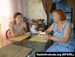Активістка Раїса Радченко вдома зі своєю дочкою Дариною Радченко, Запоріжжя, 27 липня 2013 року