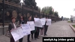 Активисты перед зданием парламента в Бишкеке. 