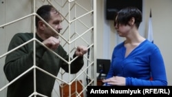 Проукраинский активист Владимир Балух в клетке на заседании суда в Симферополе в оккупированном Крыму, 1 декабря 2017 года