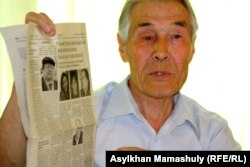 Гражданский активист Толеубек Карамендин держит в руках газетную статью об арестованном Серике Сапаргали.