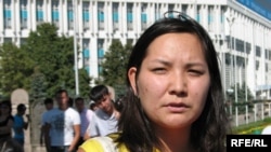 Журналист Жанна Байтелова Тәуелсіздік алаңында, Алматы, 17 тамыз, 2009 жыл. 