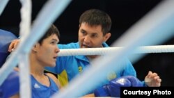 Данияр Елеусинов и главный тренер Казахстана по боксу Мырзагали Айтжанов. Алматы, 26 октября 2013 года.
