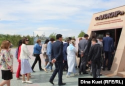Люди, приехавшие в музейно-мемориальный комплекс «АЛЖИР» накануне Дня памяти жертв политических репрессий. Поселок Акмол, 30 мая 2019 года.