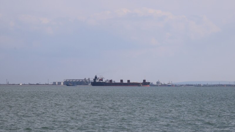 Керчь: к севшему на мель судну подошел буксир, блокировавший украинские военные корабли (+фото)