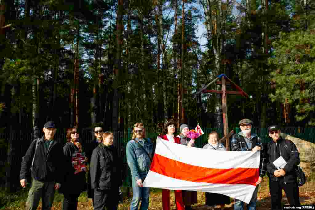 Удзельнікі пленэру ў Курапатах. Частка зь іх &mdash; з суполкі&nbsp;&laquo;Пагоня&raquo; Саюзу беларускіх мастакоў.