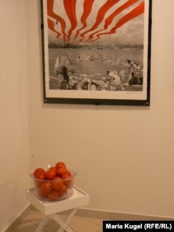 напоминание о рижской акции 2013 года Олега Кулика, на которой он забросал зрителей помидорами