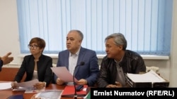 Өмүрбек Текебаев, Дүйшөнкул Чотонов жана адвокат Таалайгүл Токтакунова сот залында. Архивдик сүрөт.