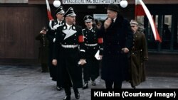 Колоризирана слика од 1938 година на која е прикажана лента со свастика што вообичаено ја носеле високите нацисти.