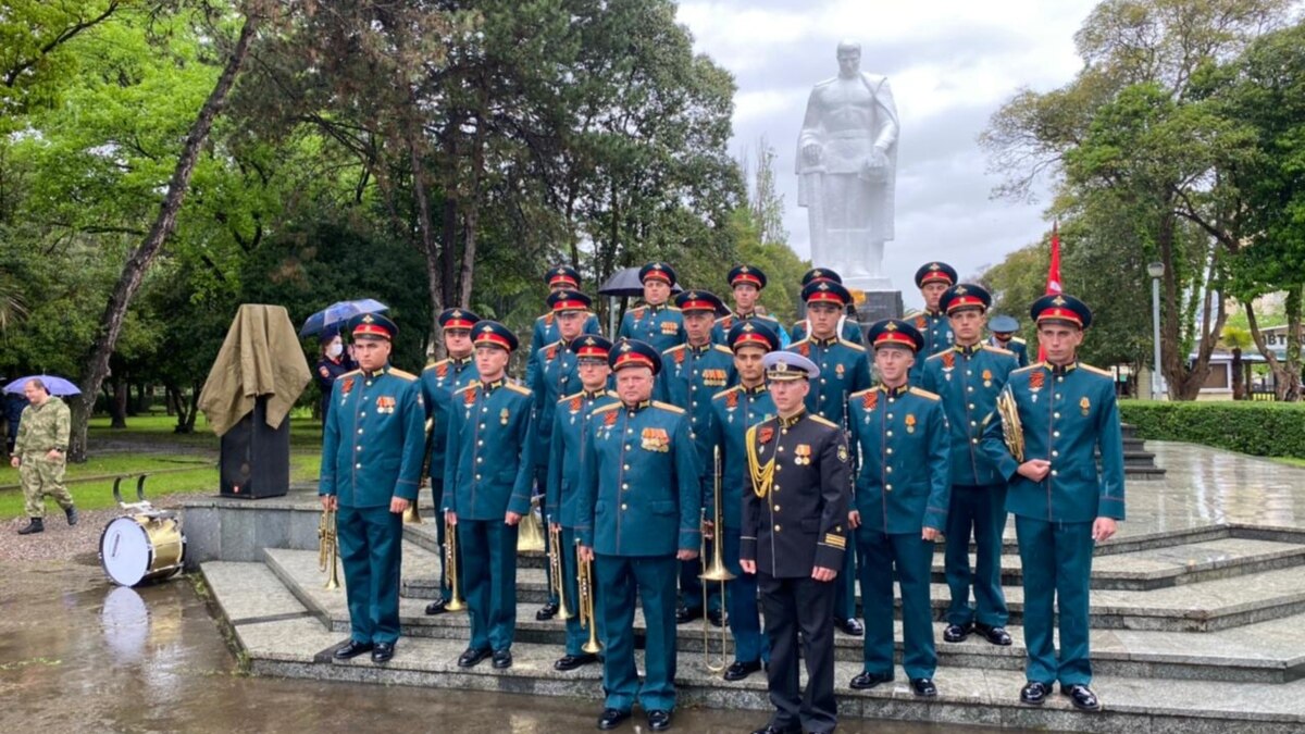 Парад с крыши дома на набережной