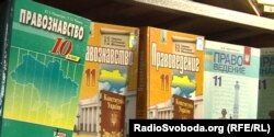 Підручники українською у книжному магазині в Донецьку