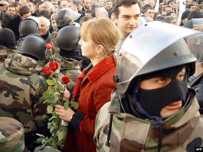 Митинг в Тбилиси во время "революции роз", ноябрь 2003 года