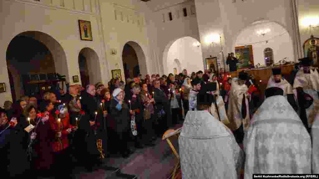 Ukraine -- Honoring Chornobyl liquidators in Kyiv near Chernobyl church, 26Apr2016