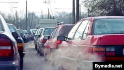 Belarus -- A line of cars in the morning traffic jam in Minsk, April 2000