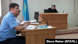 Прокурор Акжол Ахметов задает вопросы по делу заместителя акима Нуринского района Хакима Бекова, обвиняемого в коррупции. Поселок Осакаровка, 23 сентября 2015 года.