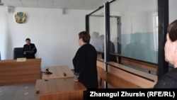 Судья Актюбинского городского суда Алима Адилова зачитывает постановление о помещении заместителя начальника ДВД Актюбинской области под арест. 17 мая 2018 года.