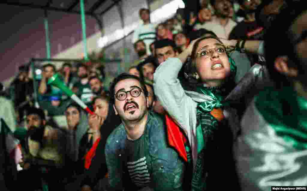 هواداران نگران بازی. تیم ایران با نتیجه یک بر صفر بازی را به اسپانیا واگذار کرد