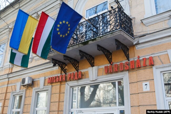 Прапори України, Угорщини та ЄС в Берегово, яке є центром угорської громади українського Закарпаття.