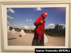 Станиця Луганська, контрольно-пропускний пункт на межі з окупованою територією, жінка, що йде на окуповану територію