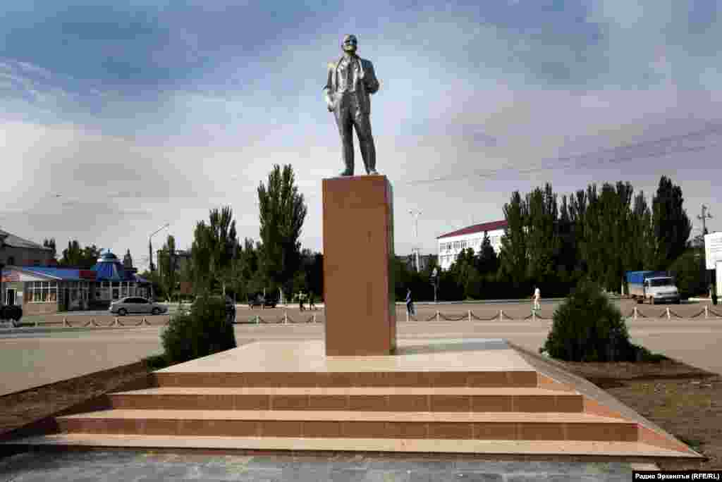 Памятник Ленину на центральной площади города Каспийск.