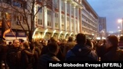 Pamje nga protesta e mbrëmshme para Ministrisë së drejtësisë në Shkup