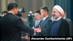 حسن روحانی، رئیس‌جمهوری ایران، در یکی از دیدارهایش با شی جین‌پینگ، همتای چینی‌اش