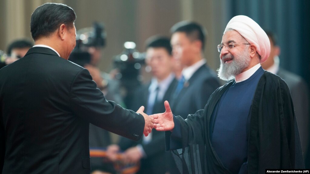 حسن روحانی، رئیس‌جمهوری ایران، در یکی از دیدارهایش با شی ژی‌پینگ، همتای چینی‌اش