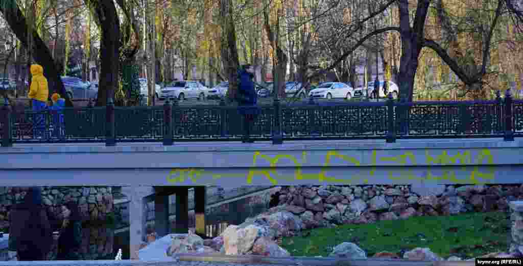 На реконструйованому мосту з&#39;явилися перші &laquo;художества&raquo;. Влада хоче встановити на набережній відеоспостереження