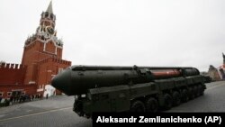 Российская установка для запуска межконтинентальных баллистических ракет на Красной площади во время военного парада в честь 72-летия окончания Второй мировой войны. 9 мая 2017 года