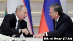 Президенты Узбекистана и России Шавкат Мирзияев и Владимир Путин. Архивное фото.