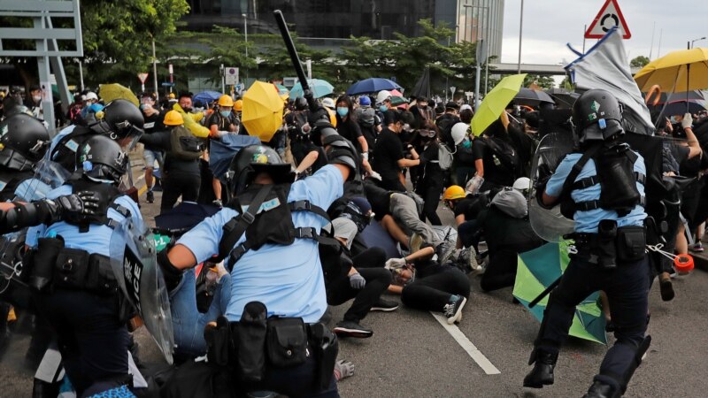 Гонконгдо демонстранттар менен полиция кагылышты